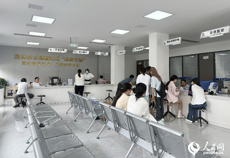 长沙县综治中心接待大厅里,多个部门开设窗口“一站式”服务。人民网 刘汕摄