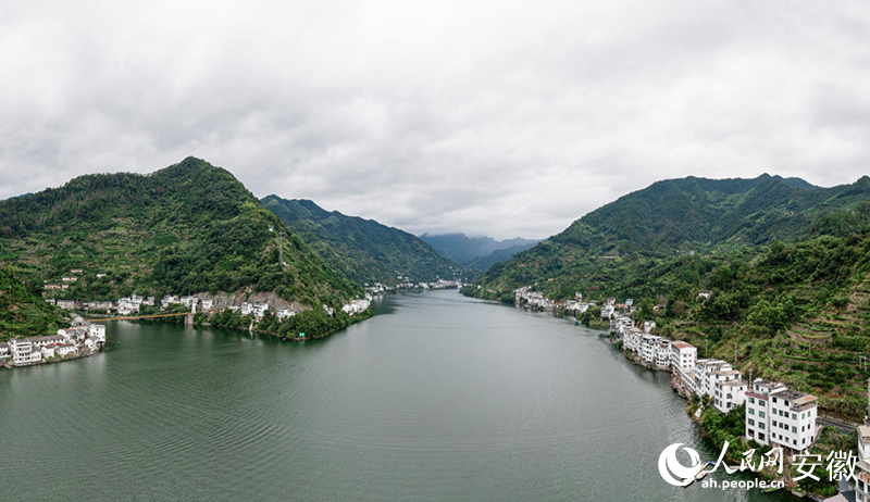 一江碧色,满山苍翠。人民网记者 张俊摄