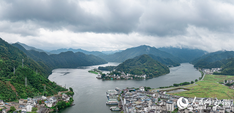 俯瞰新安江一江碧水。人民网记者 张俊摄