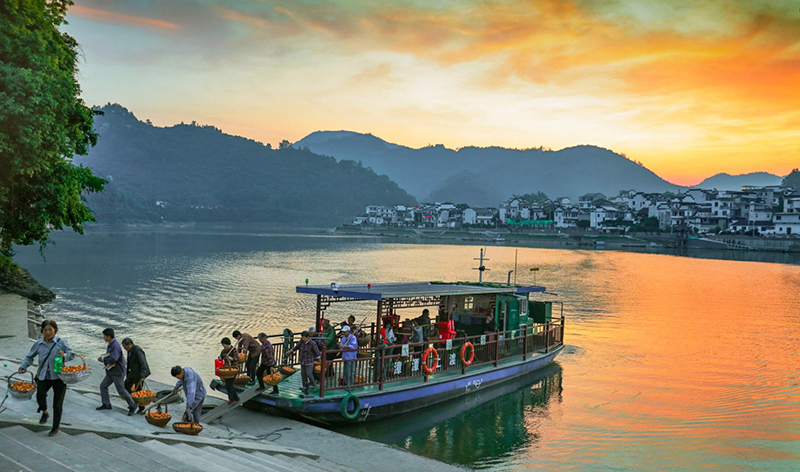 半江瑟瑟半江红。歙县县委宣传部供图