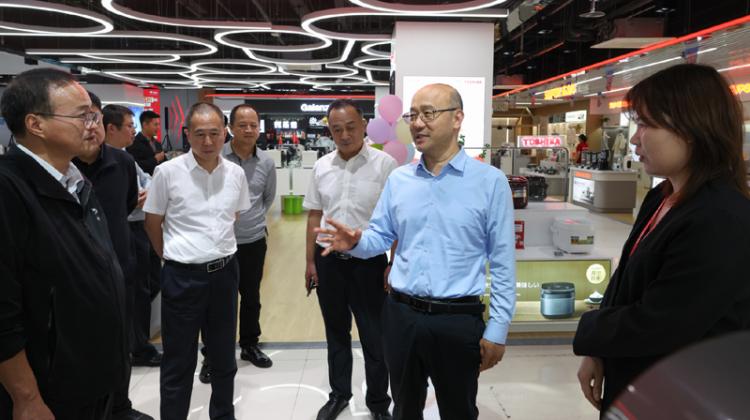 汪华东调研节日促消费保安全工作