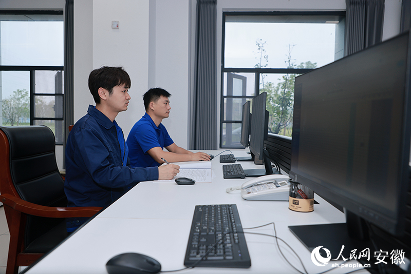 阜阳市第四水厂中控室内,工作人员正在忙碌。人民网记者 王晓飞摄