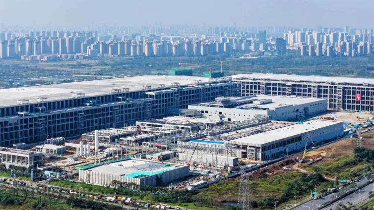 10月17日,合肥国显8.6代AMOLED生产线项目生产厂区全面封顶。张敏摄