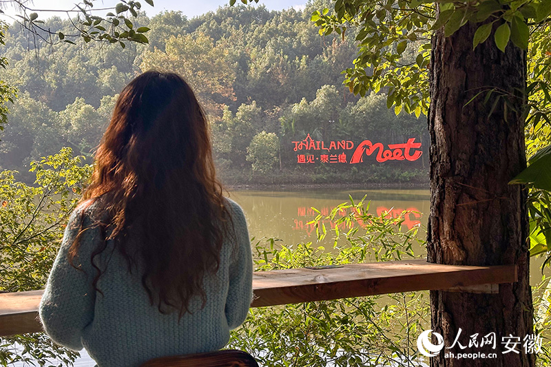 游人点上一杯饮品,欣赏眼前风景。人民网记者 李希蒙摄