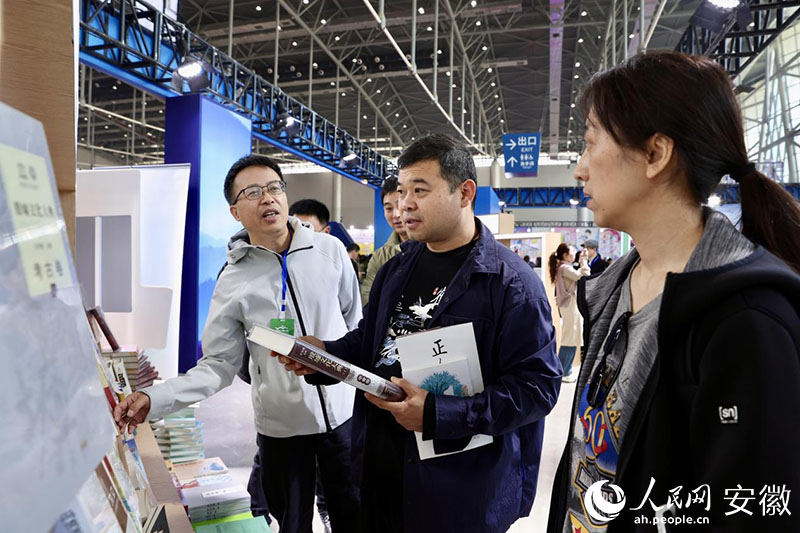 读者在书会现场挑选图书。人民网记者 陈若天摄