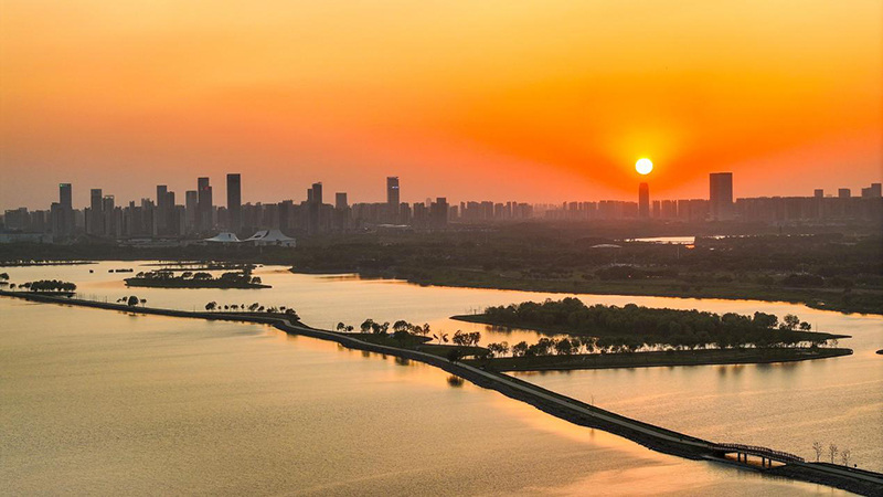 5月1日,游客正在新晋网红打卡点——合肥湖滨国家湿地公园“十里长堤”游玩。张运玲摄