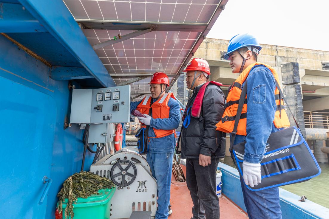 ��������ɽ���繫˾֣�Ѹ۸ۿڷ���ר���Ա���ڸ���ΰ�Ĵ������ܵ�װ�ü��ά�����������