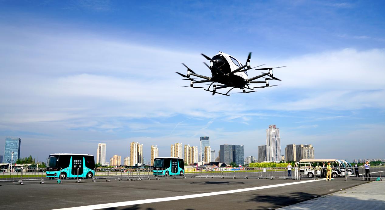 �ں�EH216-S���˼�ʻ���˺������ںϷ���ڹ�԰���з�����ʾ��������