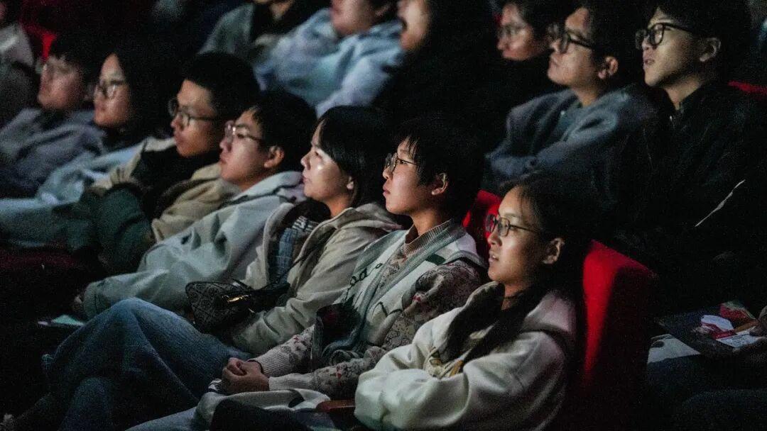 2025��10��25�գ��Ϸʹ�ҵ��ѧѧ���ڰ��հ�Ϸ�ǹۿ���÷Ϸ����¥�Ρ�����������