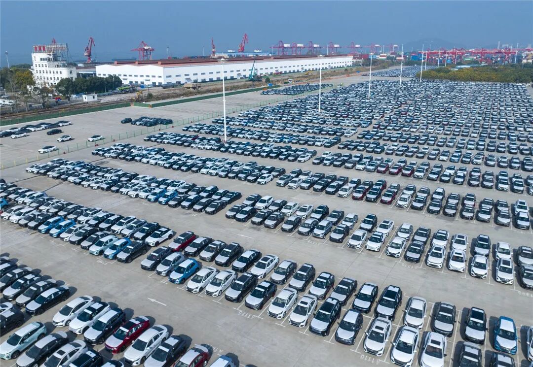 �������ں�����������������ͣ�����ߺ�������Ÿ������ʼ�װ����ͷ�Ļ����ϡ�������ͼƬ������ͨѶԱ Ф���� ��