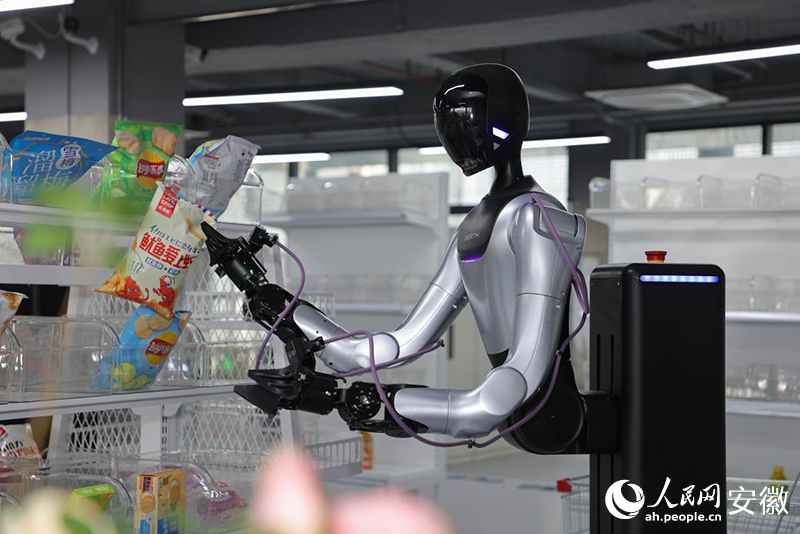 机器人在”超市码垛“场景中接受培训。人民网记者 王晓飞摄