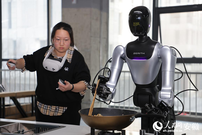 机器人“小零”与数据采集师动作同步。人民网记者 王晓飞摄