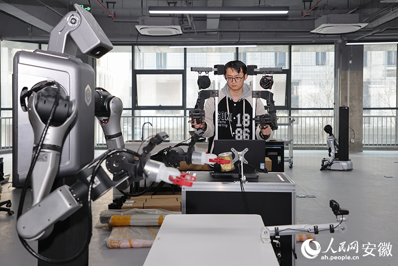 机器人数据采集师正在对机器人进行培训。人民网记者 王晓飞摄