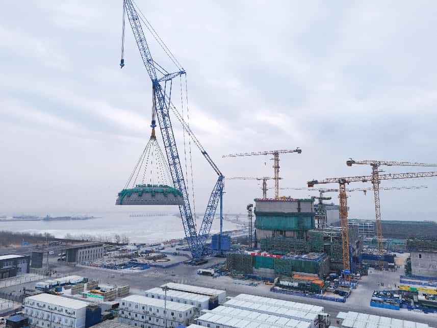 此次吊装作业,安全壳顶封头需要经过起钩、提升、变幅、旋转、行走、下降、落钩等一系列高精度动作。中核辽宁核电有限公司供图