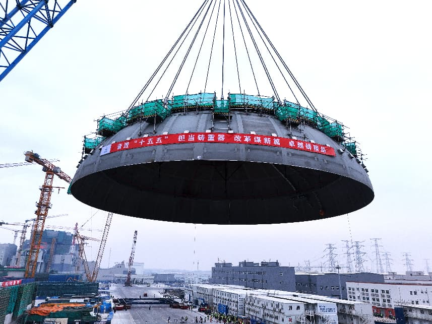 2月10日上午,820余吨重的核岛钢制安全壳顶封头吊装作业开始。中核辽宁核电有限公司供图