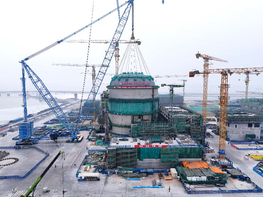 2月10日上午9点37分,1号机组核岛钢制安全壳顶封头吊装就位。中核辽宁核电有限公司供图