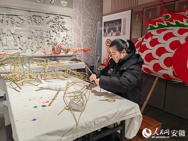 汪琴燕为汪满田鱼灯编制骨架。人民网 丁纪摄