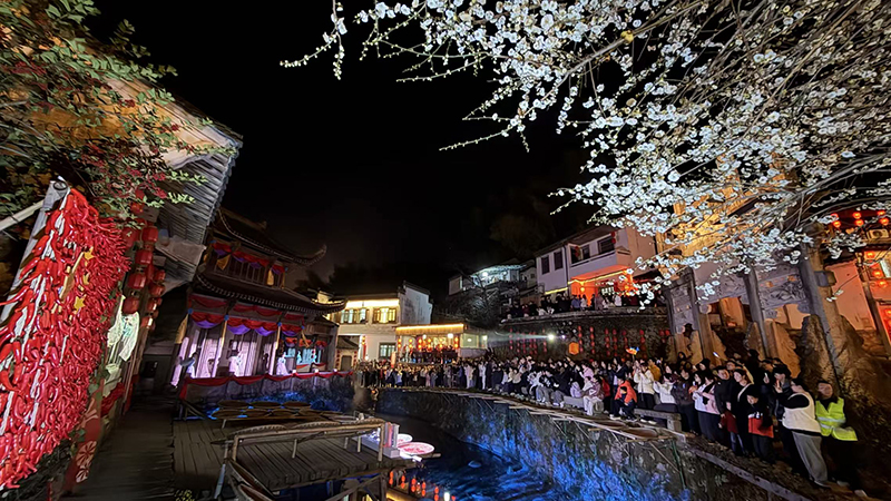 春节假期,特色演出点亮古村“夜宴”。徽州区为宣传部供图