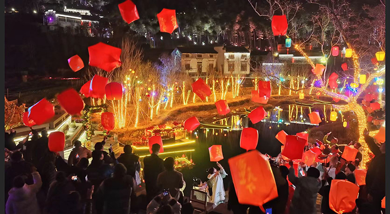 升放孔明灯。徽州区委宣传部供图