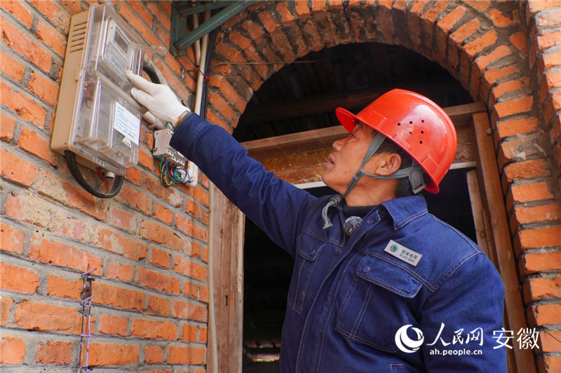 赵儒新在居民家里检查电路情况。人民网记者 陈若天摄