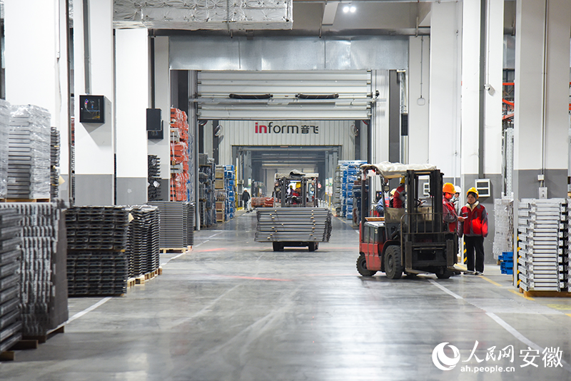 安徽音飞智能设备有限公司内,一派繁忙生产景象。人民网记者 李希蒙摄