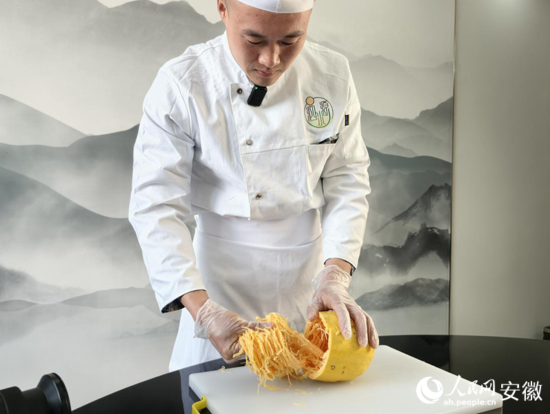 金丝绞瓜掏丝。人民网 陶伟摄