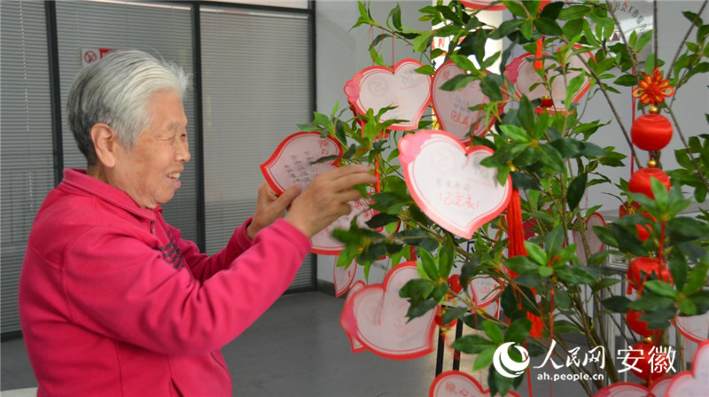 为老人准备的社区“微心愿”墙。 人民网记者 吕欢欢摄