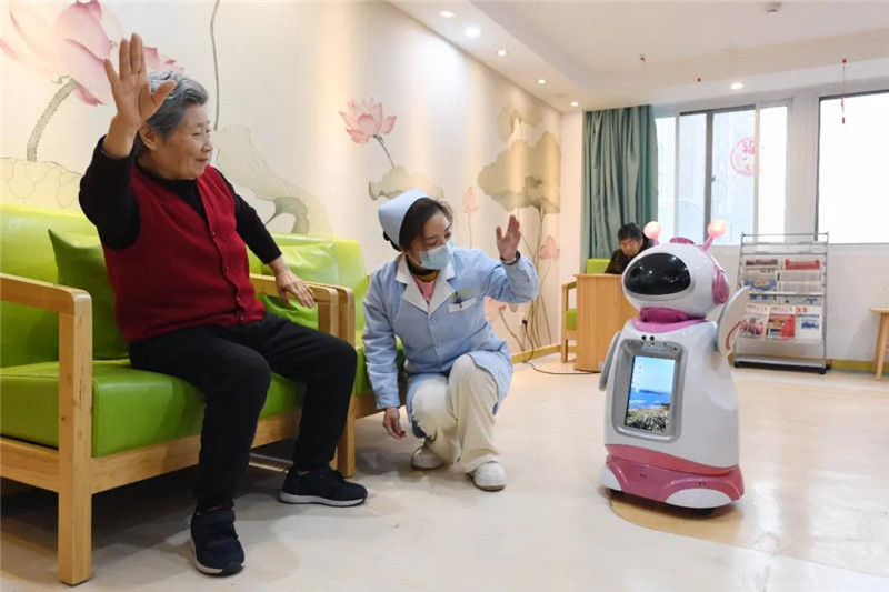 庐阳区大杨镇清源社区智慧养老服务中心,老人跟着智能机器人的节奏动起来。 合肥市民政局供图