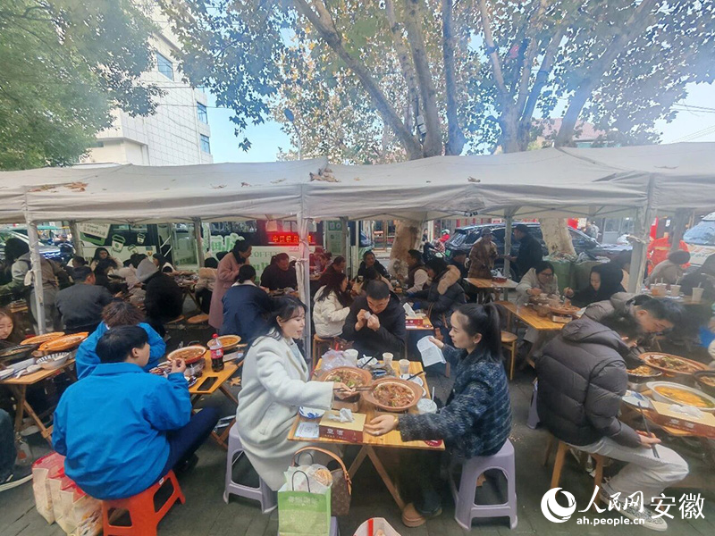 游客品尝“广德三件套”之一的广德炖锅。人民网记者 王锐摄