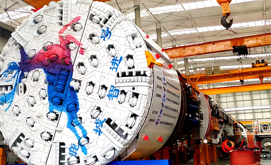 中铁工程装备集团总装车间里,已完成验收的盾构机,正静待奔赴工程一线。人民网记者 徐驰摄