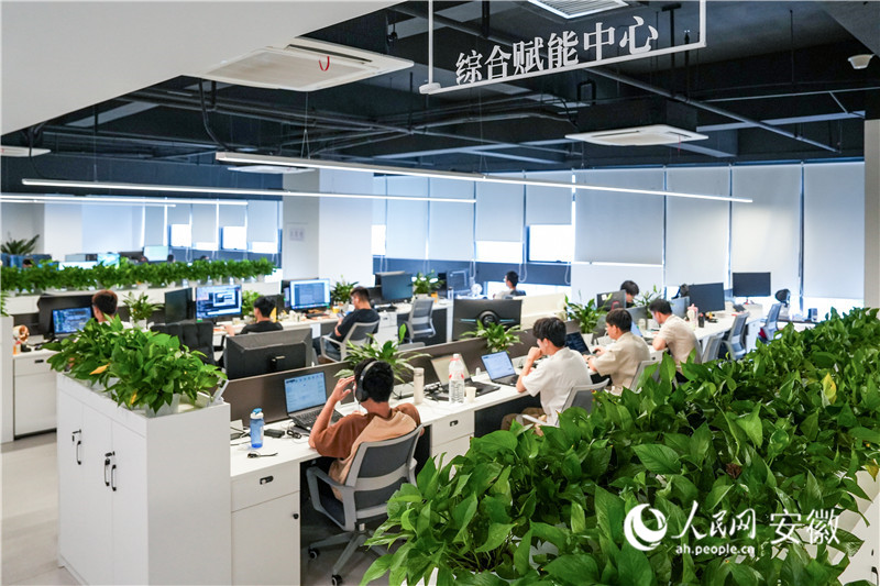 研究院办公场景。人民网记者 苗子健摄