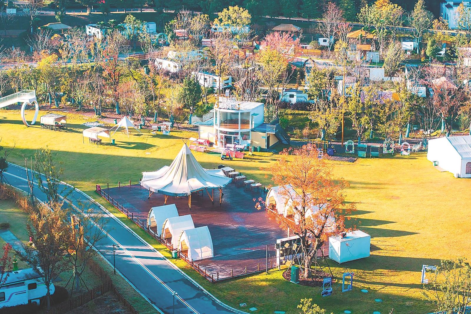 芜湖市繁昌区孙村镇,掩映在山林竹海间的房车露营地,生态环境优美。通讯员 肖本祥 摄