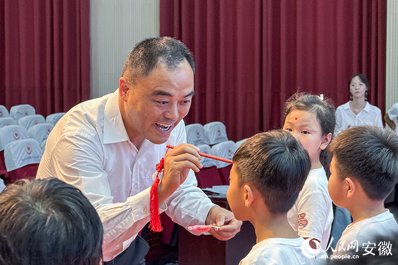 新学期伊始,身为校长的汪洋,在给新生“点智”。人民网记者 李希蒙摄