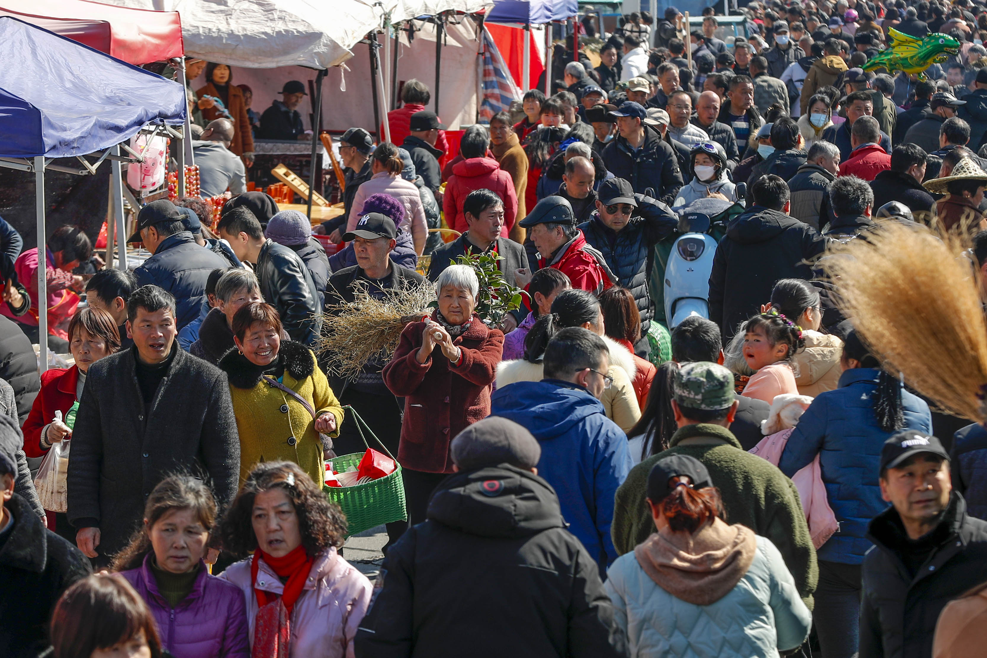 黄山屯溪阔别三年占川二八庙会烟火气重回